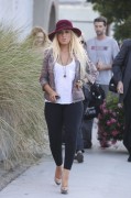 Кристина Агилера (Christina Aguilera) Arrives at a recording studio in Burbank (June 23, 2011) - 4xHQ 1f8002210988096