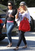Кристина Агилера (Christina Aguilera) At son Max's Santa Monica preschool in Los Angeles April 1, 2011 - 8xHQ 74e539210988341