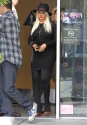 Кристина Агилера (Christina Aguilera) Leaving a Starbucks and heading to a film set in LA,April 12 - 10xHQ B5e6da210988749