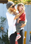 Кристина Агилера (Christina Aguilera) At son Max's Santa Monica preschool in Los Angeles April 1, 2011 - 8xHQ Bf49b2210988315