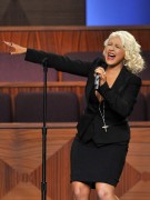 Кристина Агилера (Christina Aguilera) performs at the funeral of singer Etta James in the City Of Refuge Church 28.01.2012 - 11xHQ 81ea71211551965