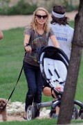 Натали Портман (Natali Portman) and her family take a walk in the park in Austin October 3, 2012 (10xHQ) Cae509218756113