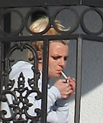 Бритни Спирс (Britney Spears) курит на балконе (12xHQ) 95c274218762866