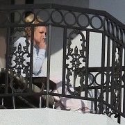 Бритни Спирс (Britney Spears) курит на балконе (12xHQ) 9e2f5e218762851