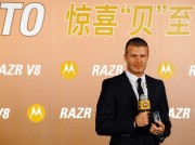 Дэвид Бекхэм (David Beckham) рекламирует телефон Motorola's RAZR2 V8, 24.11.07 (9xHQ) 589c01219223464