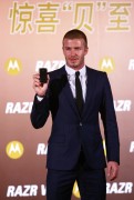Дэвид Бекхэм (David Beckham) рекламирует телефон Motorola's RAZR2 V8, 24.11.07 (9xHQ) 7a5b0f219223938