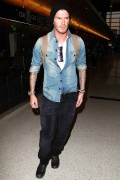 Дэвид Бекхэм (David Beckham) 2009-11-30 at LAX Airport - 4хHQ E2ac5c219222883