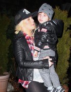 Кристина Агилера (Christina Aguilera) leaving The Barn restaurant in NJ, 01.01. 2012 (11xHQ) 46f687221291274