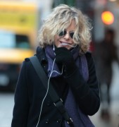 Мег Райан (Meg Ryan) Was spotted smiling and chatting in New York, 10.12.10 - 11xHQ A3cd29223623976