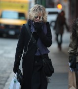 Мег Райан (Meg Ryan) Was spotted smiling and chatting in New York, 10.12.10 - 11xHQ 98a334223643750