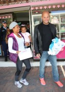 Мелани Браун, Стефен Белафонте (Melanie Brown, Stephen Belafonte) and family out buying a birthday cake in Sydney, 01.09.12 - 36xНQ 94d00a225895659