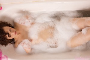 [Fotos HD+10mpx] Emilie en la bañera, espectacular