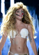 Лэди Гага (Lady Gaga) 2013-08-25 MTV Video Music Awards Performance  Audience (51xHQ) E79730276265178
