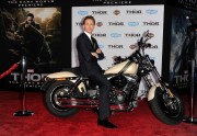 Том Хиддлстон (Tom Hiddleston) на премьере фильма Тор Царство тьмы в Америке, 04.11.13 - 39xHQ 6ced1f286981753