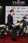 Том Хиддлстон (Tom Hiddleston) на премьере фильма Тор Царство тьмы в Америке, 04.11.13 - 39xHQ F85936286982055
